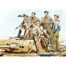 ROMMEL AU MILIEU DE SES TANKISTES du Deutsch Afrika Korps 1942 1/35e Master Box.