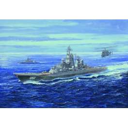  CROISEUR DE BATAILLE USSR KIROV. Maquette de navire de guerre. Trumpeter 1/700e