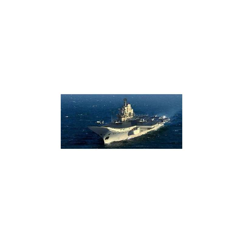 PORTE-AVIONS MARINE POPULAIRE CHINOISE "SHI LANG" 2012. Maquette de navire de guerre. Trumpeter 1/700e 