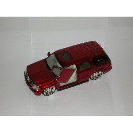 CADILLAC ESCALADE 2003 ROUGE METALISE  Maquette Revell 1/24e.