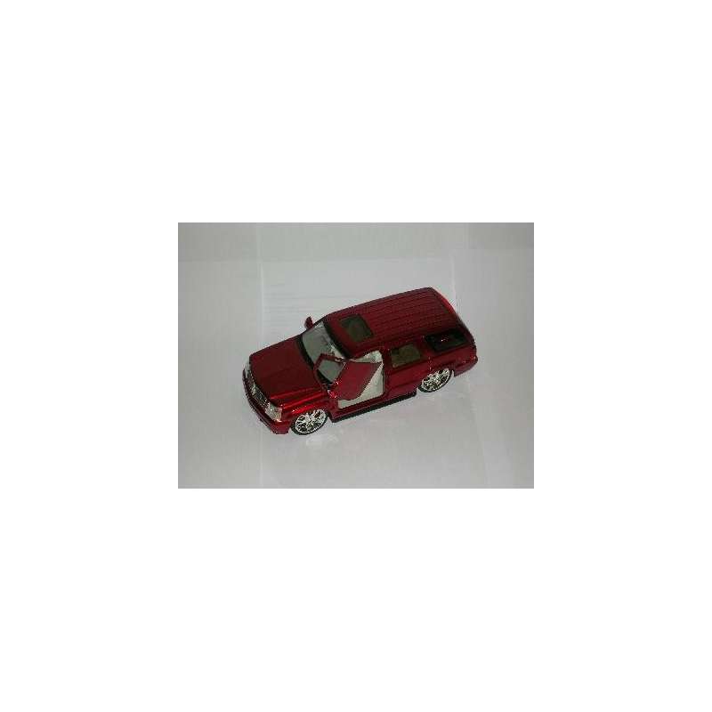 CADILLAC ESCALADE 2003 ROUGE METALISE  Maquette Revell 1/24e.